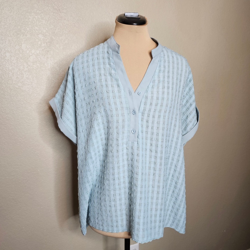 NWT Joy Joy XL Light Blue Textured Seersucker Short Sleeve Button V-Neck Blouse